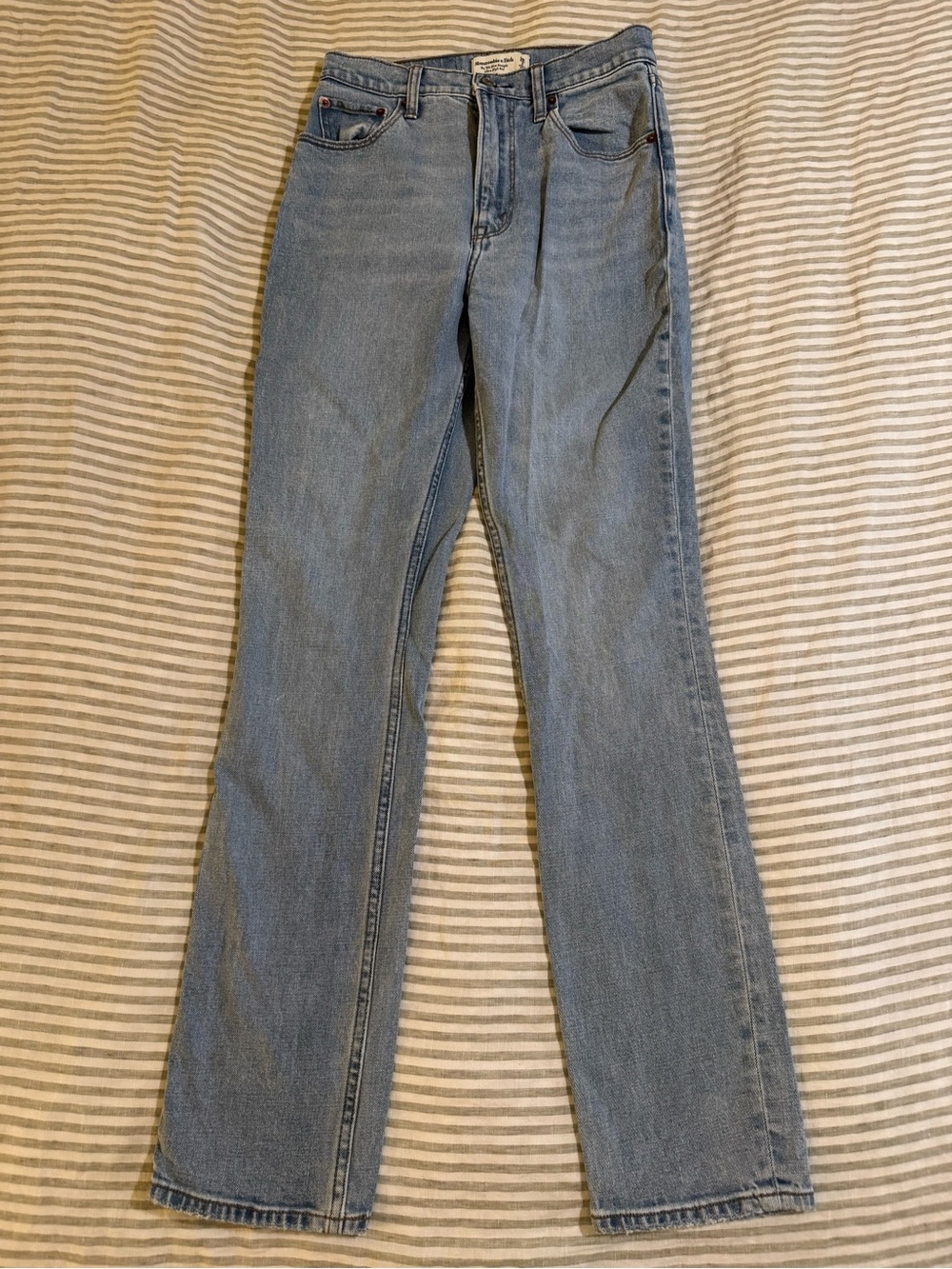 Abercrombie 90’s Slim Straight Ultra High Rise Light Wash Jeans 26|2